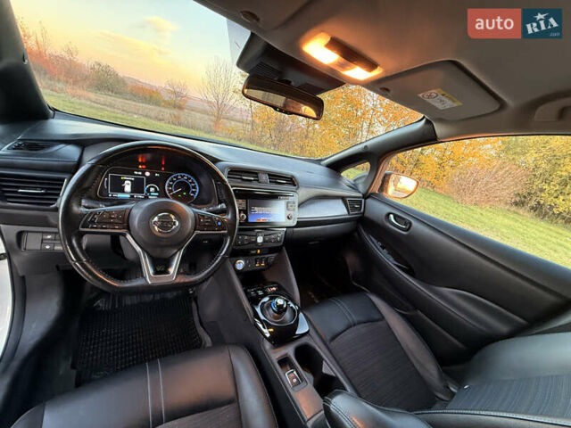 Белый Ниссан Лиф, объемом двигателя 0 л и пробегом 162 тыс. км за 12000 $, фото 4 на Automoto.ua