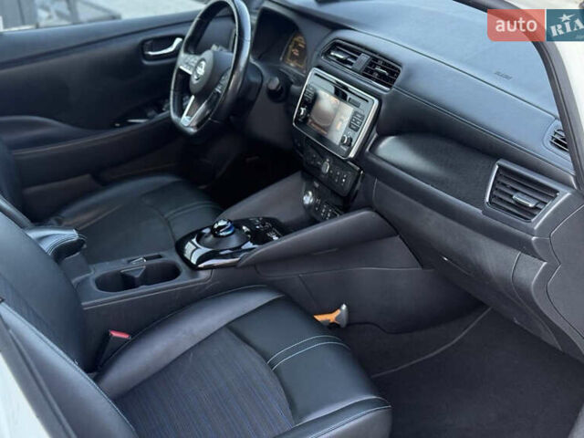 Белый Ниссан Лиф, объемом двигателя 0 л и пробегом 113 тыс. км за 13000 $, фото 5 на Automoto.ua