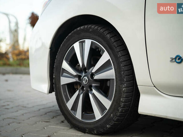 Белый Ниссан Лиф, объемом двигателя 0 л и пробегом 108 тыс. км за 13900 $, фото 21 на Automoto.ua