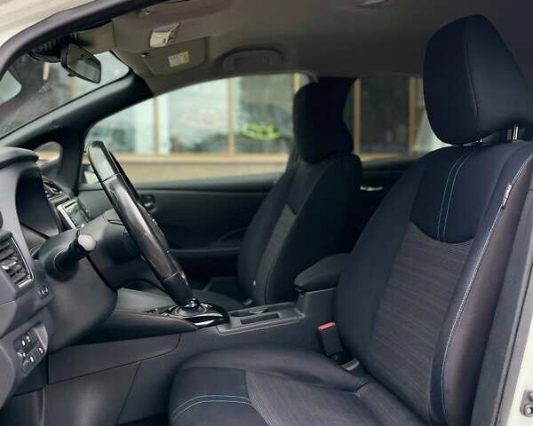 Белый Ниссан Лиф, объемом двигателя 0 л и пробегом 83 тыс. км за 12799 $, фото 4 на Automoto.ua