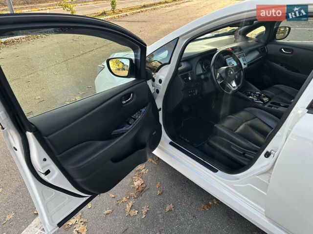 Белый Ниссан Лиф, объемом двигателя 0 л и пробегом 52 тыс. км за 15500 $, фото 19 на Automoto.ua