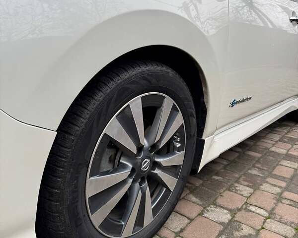 Білий Ніссан Ліф, об'ємом двигуна 0 л та пробігом 105 тис. км за 11700 $, фото 7 на Automoto.ua