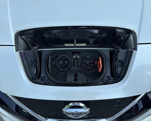 Білий Ніссан Ліф, об'ємом двигуна 0 л та пробігом 179 тис. км за 12500 $, фото 12 на Automoto.ua