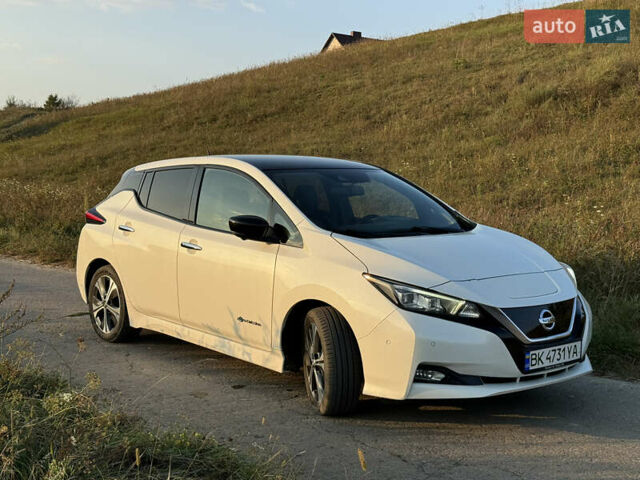 Белый Ниссан Лиф, объемом двигателя 0 л и пробегом 200 тыс. км за 12000 $, фото 1 на Automoto.ua