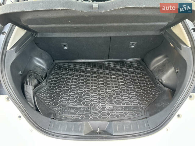 Белый Ниссан Лиф, объемом двигателя 0 л и пробегом 52 тыс. км за 15500 $, фото 18 на Automoto.ua