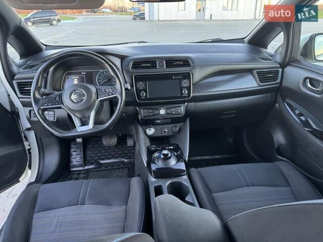 Білий Ніссан Ліф, об'ємом двигуна 0 л та пробігом 135 тис. км за 10900 $, фото 4 на Automoto.ua