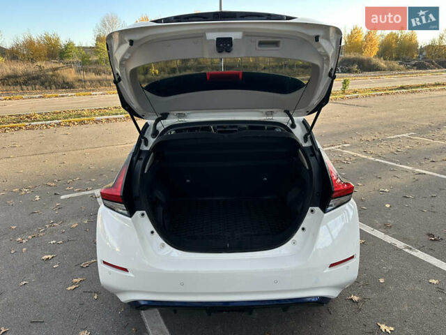 Белый Ниссан Лиф, объемом двигателя 0 л и пробегом 52 тыс. км за 15500 $, фото 17 на Automoto.ua