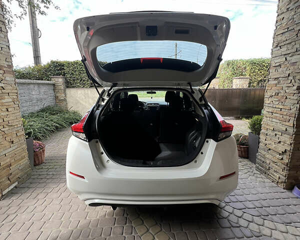 Білий Ніссан Ліф, об'ємом двигуна 0 л та пробігом 57 тис. км за 13750 $, фото 10 на Automoto.ua