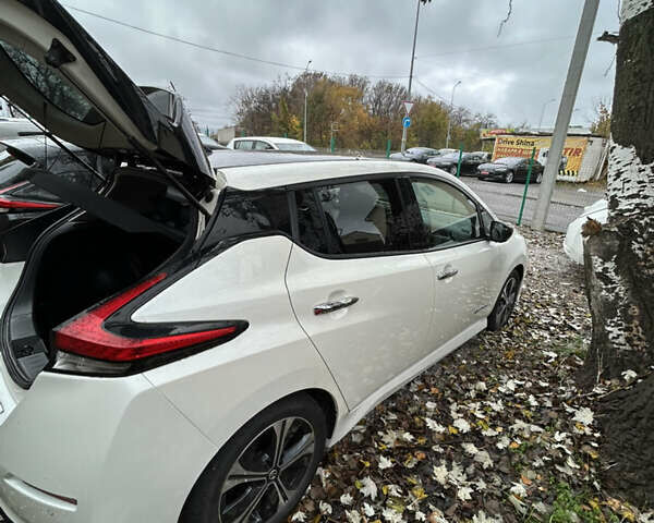 Белый Ниссан Лиф, объемом двигателя 0 л и пробегом 98 тыс. км за 13000 $, фото 11 на Automoto.ua