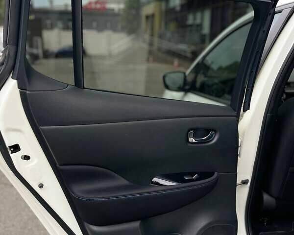 Белый Ниссан Лиф, объемом двигателя 0 л и пробегом 83 тыс. км за 12799 $, фото 26 на Automoto.ua