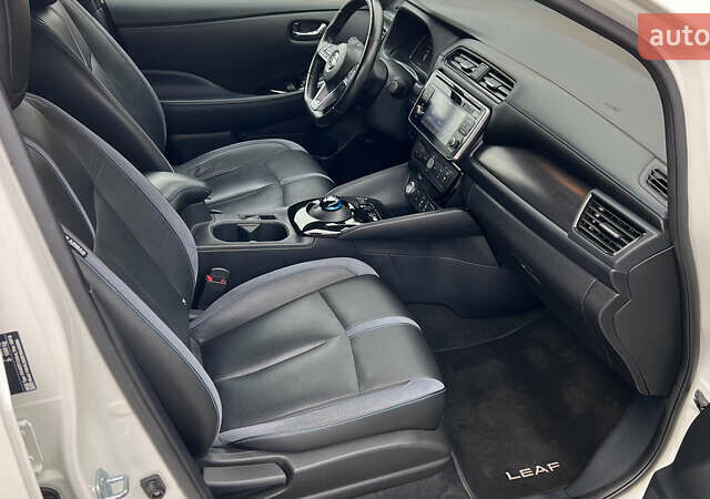 Белый Ниссан Лиф, объемом двигателя 0 л и пробегом 114 тыс. км за 12950 $, фото 13 на Automoto.ua