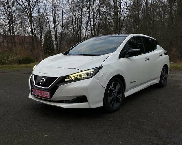 Белый Ниссан Лиф, объемом двигателя 0 л и пробегом 147 тыс. км за 10999 $, фото 6 на Automoto.ua