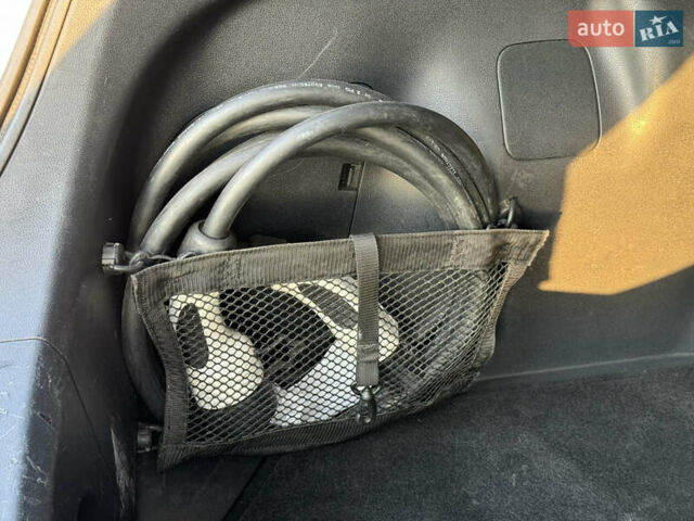 Белый Ниссан Лиф, объемом двигателя 0 л и пробегом 200 тыс. км за 12000 $, фото 13 на Automoto.ua