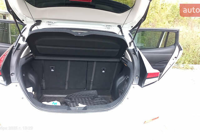 Белый Ниссан Лиф, объемом двигателя 0 л и пробегом 82 тыс. км за 15600 $, фото 31 на Automoto.ua