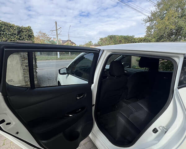 Білий Ніссан Ліф, об'ємом двигуна 0 л та пробігом 57 тис. км за 13750 $, фото 9 на Automoto.ua