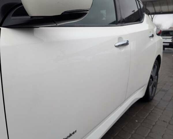 Белый Ниссан Лиф, объемом двигателя 0 л и пробегом 112 тыс. км за 12200 $, фото 6 на Automoto.ua