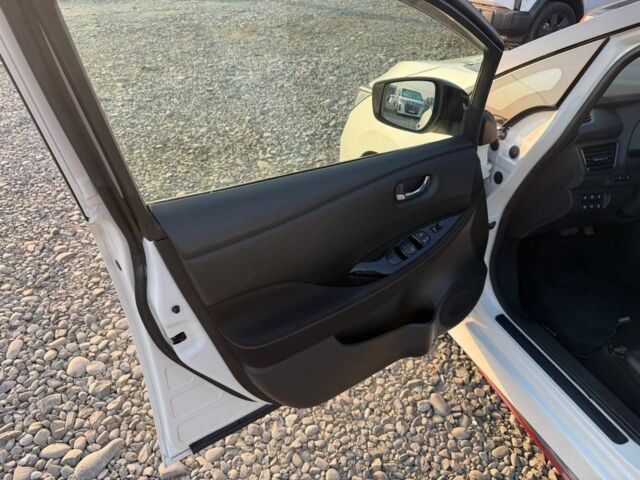 Белый Ниссан Лиф, объемом двигателя 0 л и пробегом 33 тыс. км за 16400 $, фото 10 на Automoto.ua