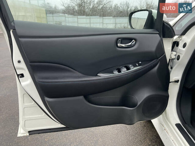 Белый Ниссан Лиф, объемом двигателя 0 л и пробегом 96 тыс. км за 13500 $, фото 16 на Automoto.ua