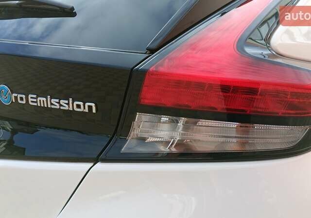 Белый Ниссан Лиф, объемом двигателя 0 л и пробегом 75 тыс. км за 11999 $, фото 16 на Automoto.ua