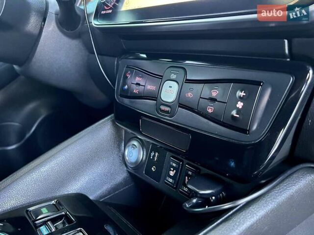 Белый Ниссан Лиф, объемом двигателя 0 л и пробегом 77 тыс. км за 12500 $, фото 20 на Automoto.ua