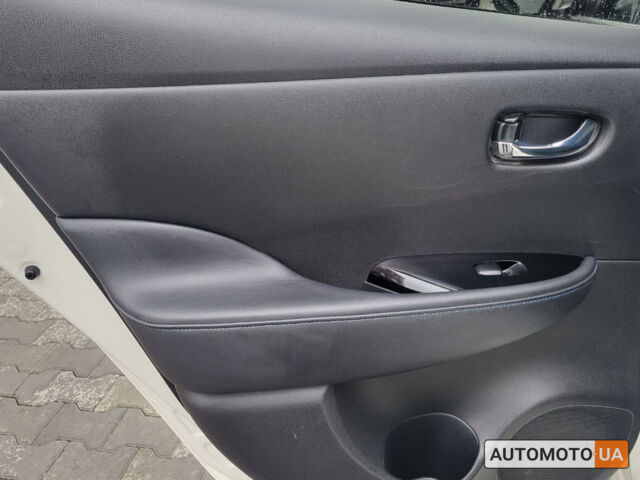 Белый Ниссан Лиф, объемом двигателя 40 л и пробегом 110 тыс. км за 15000 $, фото 13 на Automoto.ua