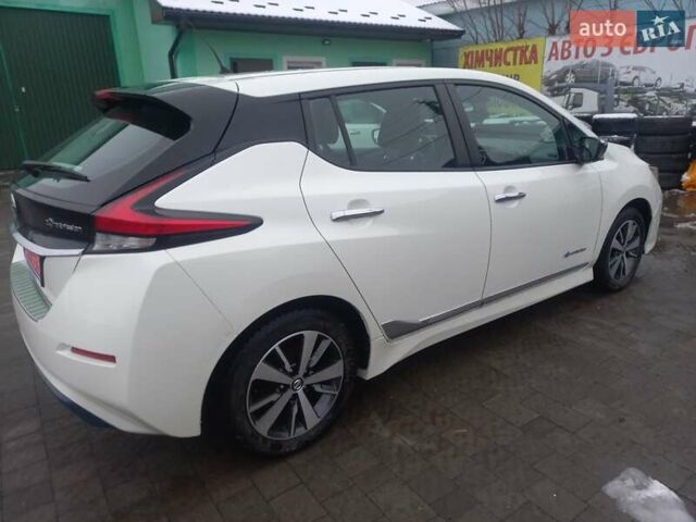 Белый Ниссан Лиф, объемом двигателя 0 л и пробегом 118 тыс. км за 10000 $, фото 3 на Automoto.ua