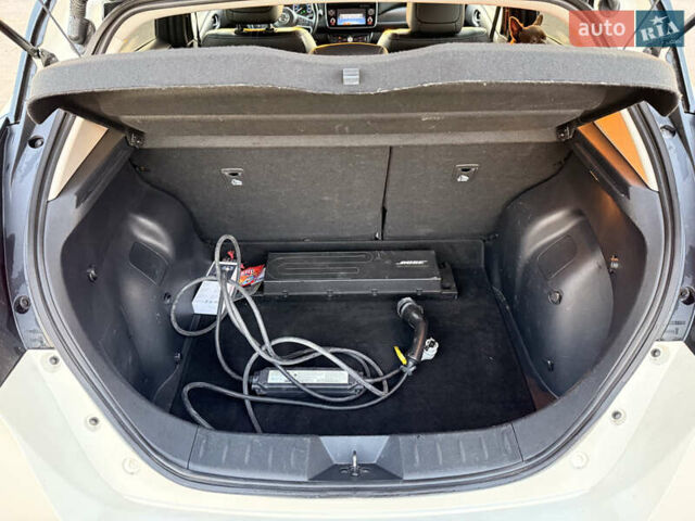 Белый Ниссан Лиф, объемом двигателя 0 л и пробегом 162 тыс. км за 12000 $, фото 8 на Automoto.ua