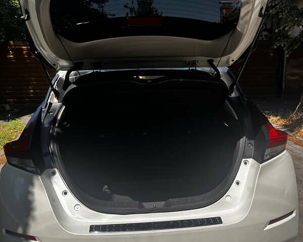 Белый Ниссан Лиф, объемом двигателя 0 л и пробегом 65 тыс. км за 14500 $, фото 15 на Automoto.ua