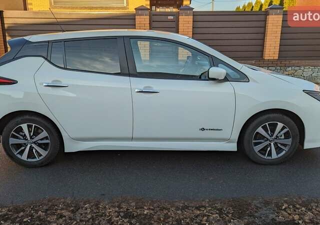 Белый Ниссан Лиф, объемом двигателя 0 л и пробегом 60 тыс. км за 14900 $, фото 16 на Automoto.ua