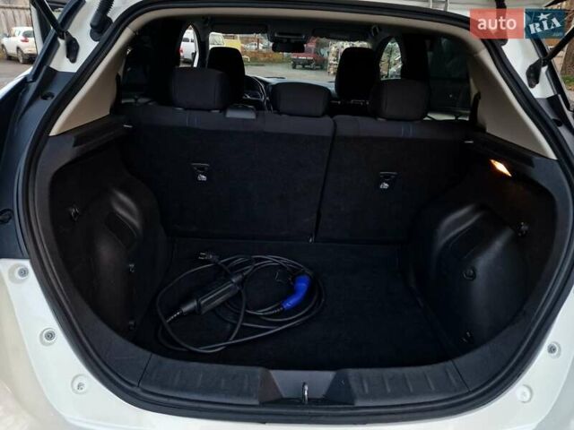 Белый Ниссан Лиф, объемом двигателя 0 л и пробегом 129 тыс. км за 10500 $, фото 7 на Automoto.ua