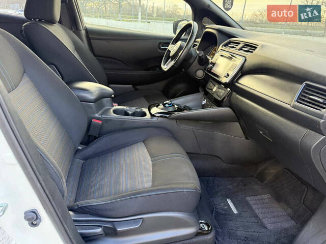 Білий Ніссан Ліф, об'ємом двигуна 0 л та пробігом 67 тис. км за 11500 $, фото 31 на Automoto.ua