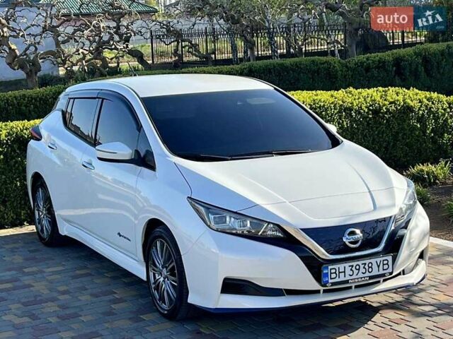 Белый Ниссан Лиф, объемом двигателя 0 л и пробегом 77 тыс. км за 12500 $, фото 2 на Automoto.ua