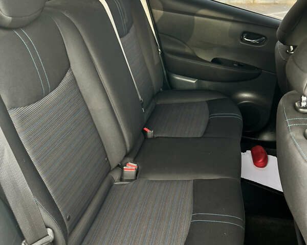 Білий Ніссан Ліф, об'ємом двигуна 0 л та пробігом 58 тис. км за 13499 $, фото 23 на Automoto.ua