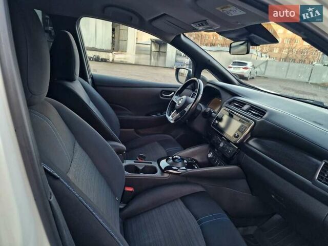 Белый Ниссан Лиф, объемом двигателя 0 л и пробегом 129 тыс. км за 10500 $, фото 5 на Automoto.ua