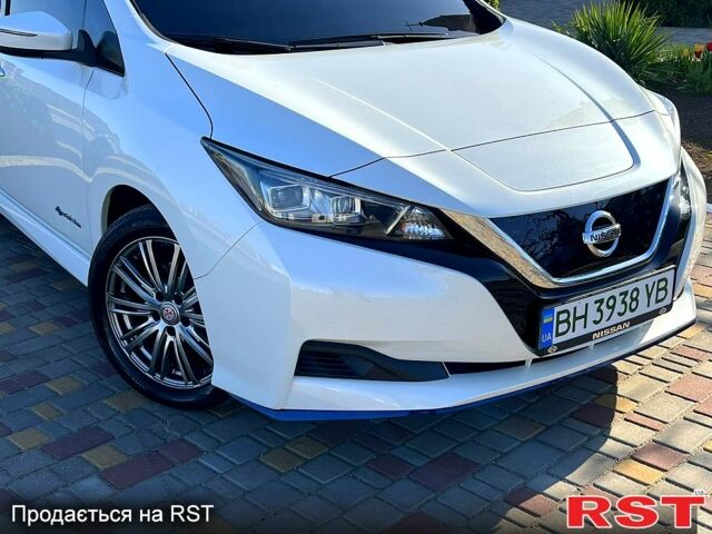 Белый Ниссан Лиф, объемом двигателя 0 л и пробегом 77 тыс. км за 12500 $, фото 4 на Automoto.ua