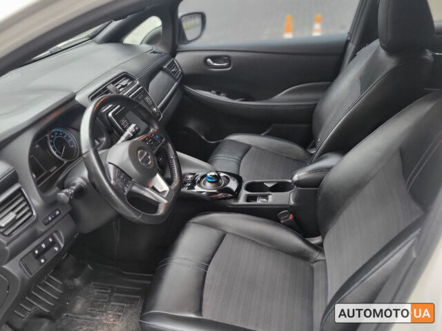 Белый Ниссан Лиф, объемом двигателя 40 л и пробегом 110 тыс. км за 15000 $, фото 7 на Automoto.ua