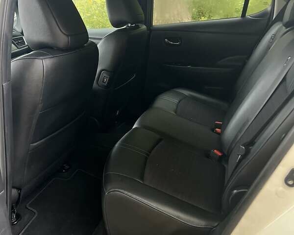 Белый Ниссан Лиф, объемом двигателя 0 л и пробегом 139 тыс. км за 10950 $, фото 6 на Automoto.ua