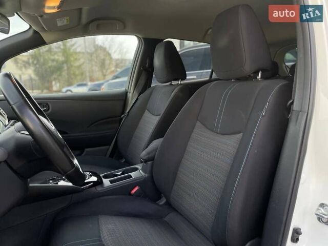 Белый Ниссан Лиф, объемом двигателя 0 л и пробегом 73 тыс. км за 13000 $, фото 11 на Automoto.ua