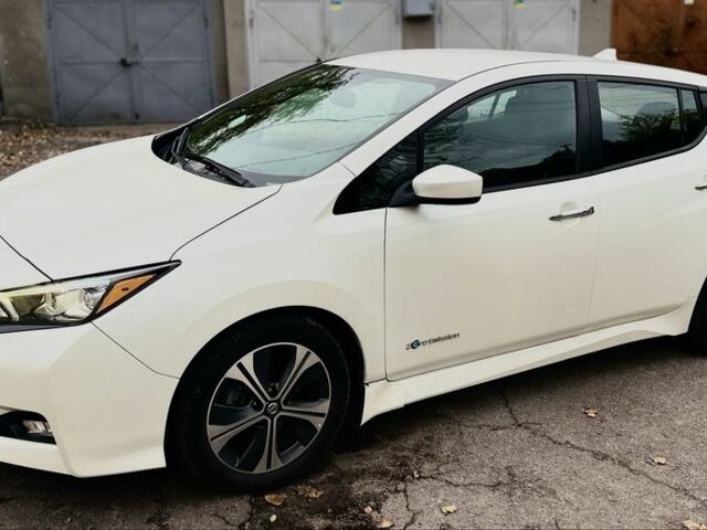 Белый Ниссан Лиф, объемом двигателя 0 л и пробегом 15 тыс. км за 12000 $, фото 1 на Automoto.ua