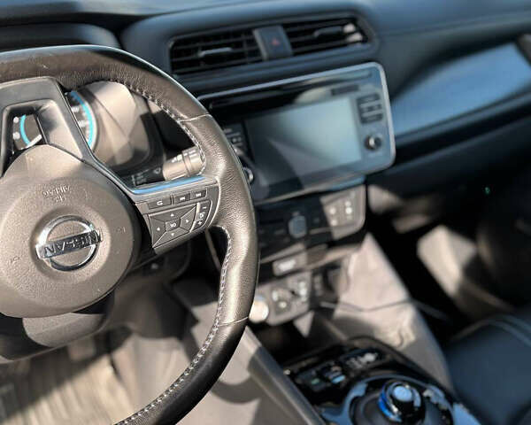 Білий Ніссан Ліф, об'ємом двигуна 0 л та пробігом 157 тис. км за 12500 $, фото 6 на Automoto.ua