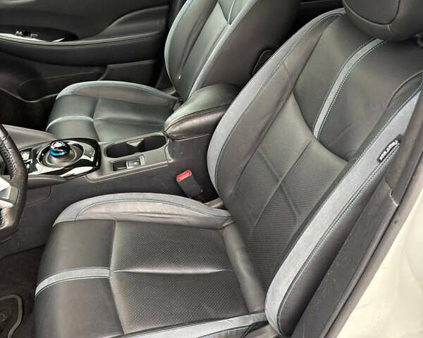 Білий Ніссан Ліф, об'ємом двигуна 0 л та пробігом 150 тис. км за 10400 $, фото 16 на Automoto.ua