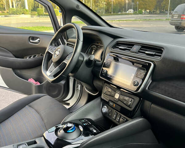 Білий Ніссан Ліф, об'ємом двигуна 0 л та пробігом 58 тис. км за 13499 $, фото 24 на Automoto.ua