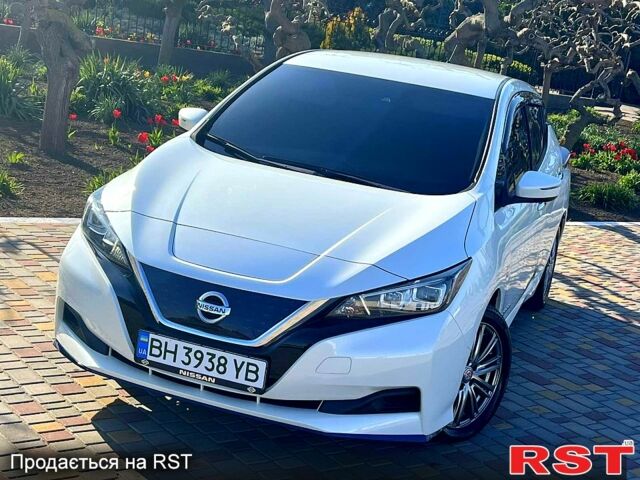 Белый Ниссан Лиф, объемом двигателя 0 л и пробегом 77 тыс. км за 12500 $, фото 2 на Automoto.ua