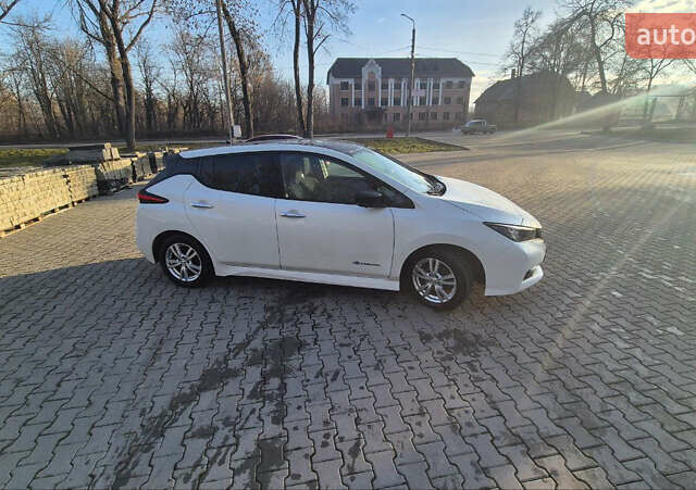 Білий Ніссан Ліф, об'ємом двигуна 0 л та пробігом 192 тис. км за 10800 $, фото 2 на Automoto.ua