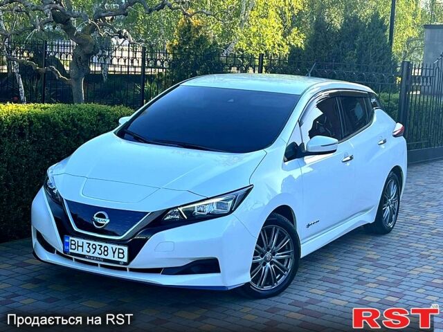 Белый Ниссан Лиф, объемом двигателя 0 л и пробегом 77 тыс. км за 12500 $, фото 1 на Automoto.ua