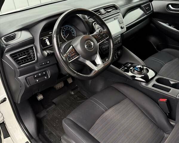 Белый Ниссан Лиф, объемом двигателя 0 л и пробегом 92 тыс. км за 12500 $, фото 15 на Automoto.ua