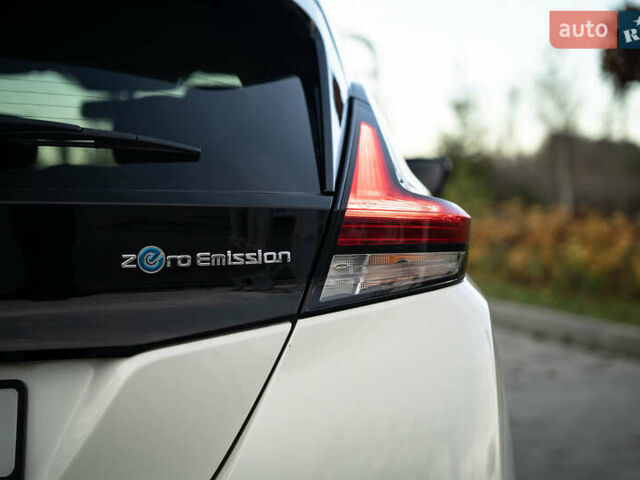 Белый Ниссан Лиф, объемом двигателя 0 л и пробегом 108 тыс. км за 13900 $, фото 17 на Automoto.ua