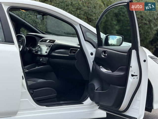 Белый Ниссан Лиф, объемом двигателя 0 л и пробегом 131 тыс. км за 11999 $, фото 13 на Automoto.ua