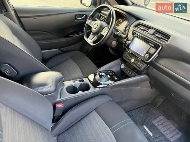 Білий Ніссан Ліф, об'ємом двигуна 0 л та пробігом 67 тис. км за 11500 $, фото 36 на Automoto.ua