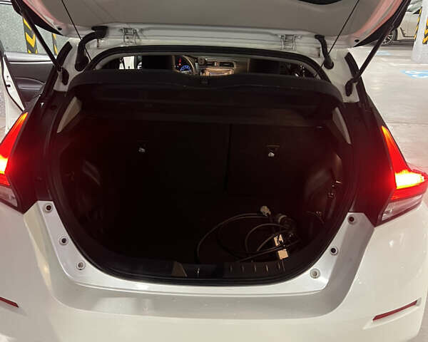 Белый Ниссан Лиф, объемом двигателя 0 л и пробегом 91 тыс. км за 13000 $, фото 14 на Automoto.ua